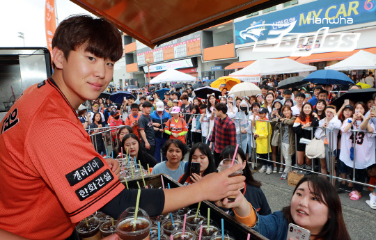 한화이글스 정은원 선수가 지난 5월 대전 한화생명이글스파크 앞에서 팬들에게 커피를 나눠주고 있다. 사진=한화이글스 제공
