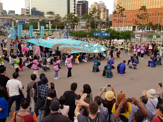 제65회 백제문화제 플래시몹(Flash mob) 홍보단이 지난달 31일 서울역 광장에서 백제문화제를 홍보하는 플래시몹을 선보이고 있다. 사진=백제문화제추진위원회 제공
