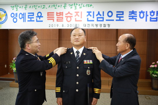 민갑룡(왼쪽 첫번째) 경찰청장이 윤정호(가운데) 경감에게 특별승진 계급장을 달아주고 있다. 사진=대전지방경찰청 제공 
