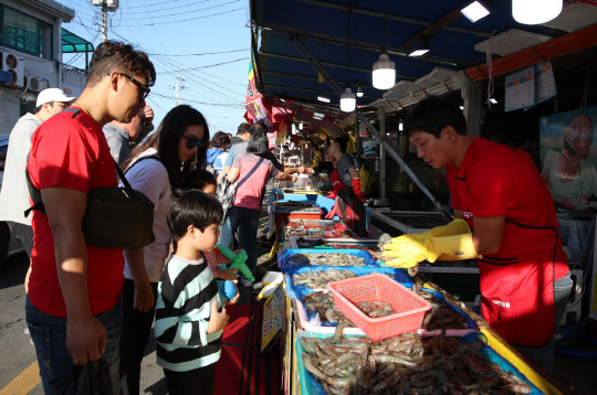  태안군의 대표 수산물 대하를 가장 맛있게 즐길 수 있는 대하축제가 오는 11일부터 내달 6일까지 26일간 안면읍 백사장항 일원에서 개최된다. 사진은 지난해 대하축제 모습.사진=태안군 제공
