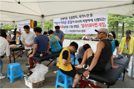 대전물리치료사협회는 지난 1일 대전엑스포 시민광장에서 열린 20회 대전마라톤대회에서 의료봉사를 했다. 물리치료사협회는 테이핑과 마사지 봉사를 실시해 참가자들의 완주를 도왔다. 사진=대전물리치료사협회 제공 
