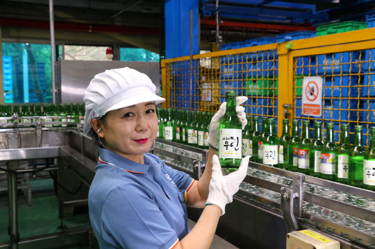 맥키스컴퍼니 대전 생산공장에서 직원이 `이제우린` 소주 제품을 선보이고 있다. 사진=맥키스컴퍼니 제공
