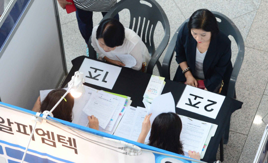 대전시가 지역 여성들의 취업과 창업을 돕기 위해 마련한 `2019 대전여성 취업·창업 박람회`가 5일  대전시청에서 열려 여성 구직자들이 구인업체 부스에서 면접을 보고 있다. 빈운용 기자
