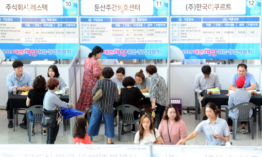 대전시가 지역 여성들의 취업과 창업을 돕기 위해 마련한 `2019 대전여성 취업·창업 박람회`가 5일  대전시청에서 열려 여성 구직자들이 구인업체 부스에서 면접을 보고 있다. 빈운용 기자

