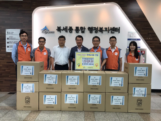 지난 6일 한국전력공사 세종지사가 추석명절을 맞아 조지원읍사무소에 어려운 이웃 돕기 지역 특산품 선물세트(170만원 상당)를 전달했다. 사진=세종시 제공
