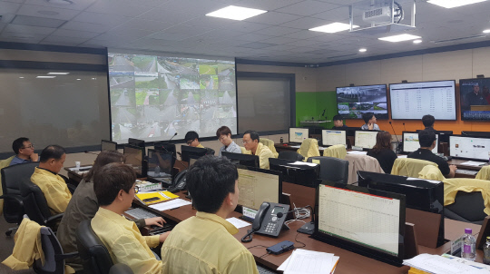 예산군이 운영하는 CCTV통합관제센터가 재난안전대책본부 업무 공조로 태풍 대처에 최선을 다하는 등 실시간 영상 공유로 2차 피해 예방을 하고 있다.사진=예산군 제공
