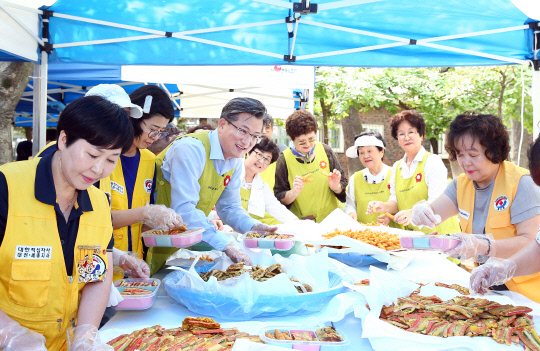유성구자원봉사센터는 10일 어은어린이공원에서 추석맞이 `사랑의 삼색전 나누기` 행사를 했다. 사진=대전 유성구 제공 
