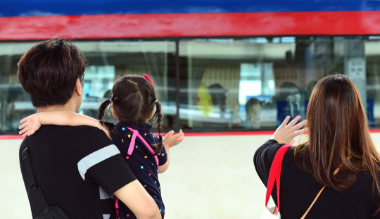 추석 연휴 마지막 날인 15일 대전역 플랫폼에서 한 가족이 역귀성하는 부모님을 향해 손을 흔들고 있다. 빈운용 기자
