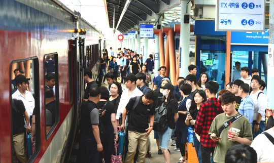 추석 연휴 마지막 날인 15일 대전역 플랫폼이 일터와 고향으로 오가는 귀경객들로  크게 붐비고 있다.  빈운용 기자
