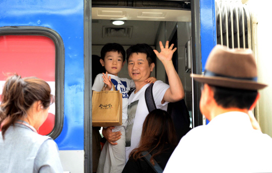 추석 연휴 마지막 날인 15일 대전역 플랫폼에서 고향에서 추석을 보내고 집으로 가는 열차에 몸을 실은 가족이 고향 부모님과 아쉬운 인사를 나누고 있다.  빈운용 기자
