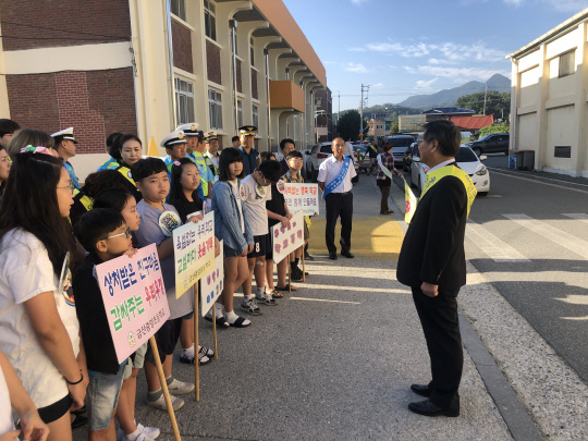 금산교육지원청은 18일 금산중앙초등학교 주변에서 학생들이 안전한 등하굣길을 만들기 위해 유관기관과 캠페인을 펼치고 있다.사진=금산교육지원청 제공
