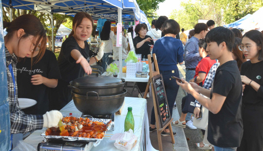 8일 충남대학교 캠퍼스에서 시작된 백마대동제에서 학생들이 손수 만든 음식을 선보이고 있다.  빈운용 기자
