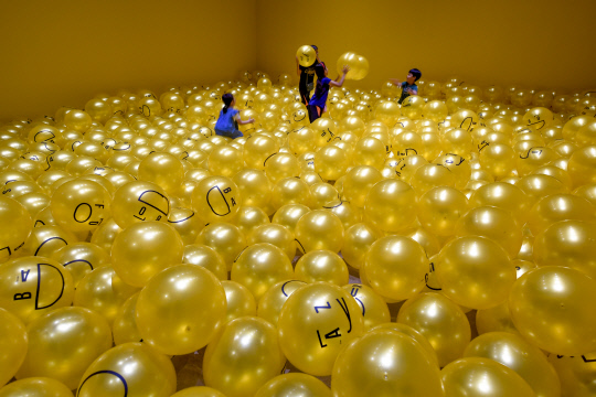 노란 공이 가득찬 방에 들어가 직접 공을 만지고 사진도 촬영할 수 있는 헝가리 작가 키스미크로스의 `Ball Roon`
