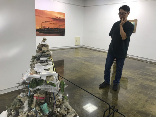 19일 대전 노은도서관 갤러리에서 열리는 전시 `예술 인과율`展에서 리혁종 작가가 자신의 작품에 대해 설명하고 있다. 사진=조수연 기자
