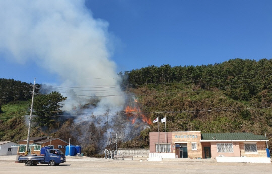 보령소방서 녹도의용소방대원들은 지난 19일 녹도에서 산림화재가 발생해 호스릴 소화전을 이용해 화재를 진압했다. 사진=보령소방서 제공
