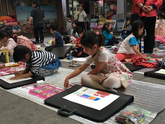 청양전통시장상인회(회장 명노우)이 개최한 어린이미술대회에서 유치원, 초등학교에서 100여명의 학생이 참가해 전통시장 풍경과 미래 상상도를 주제로 솜씨를 뽐내고 있다.사진=청양군 제공
