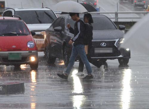 제17호 태풍 파타의 영향으로 대전을 비롯해 전국적으로 많은 비가 내린 22일 대전시 서구 둔산동 거리에서 우산을 받쳐든 시민들이 걸음을 재촉하고 있다.  빈운용 기자 
