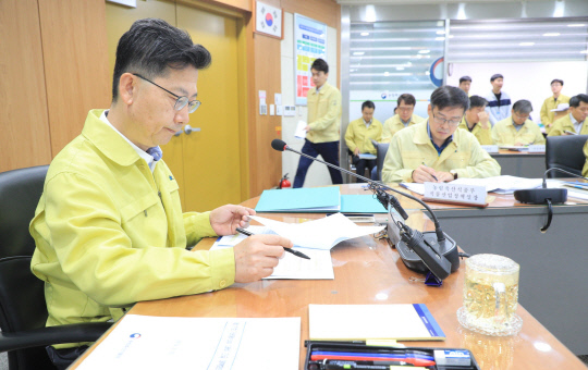 22일 김현수 농림축산식품부 장관은 정부세종청사에서 태풍 타파와 아프리카돼지열병 대응 상황 점검 회의를 개최했다. 사진=농식품부 제공
