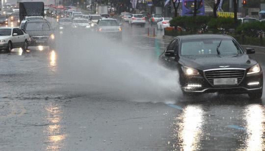 제17호 태풍 파타의 영향으로 대전을 비롯해 전국적으로 많은 비가 내린 22일 대전시 서구 둔산동 대로에서 전조등을 켠 자동차가 물보라를 일으키며 주행하고 있다. 사진=빈운용 기자