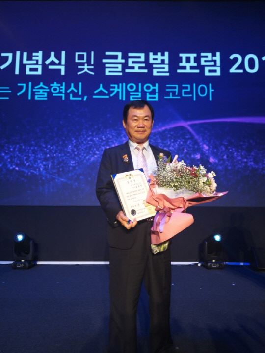 김왕환 한국에어로 대표이사가 2일 서울에서 열린 `한국사업기술진흥협회(KOITA) 창립 40주년  기념식`에서 첨단 산업용 공기압축기 기술 및 과학 기술 개발 공로를 인정받아 대통령 표창을 받고 있다. 사진 = 한국에어로 제공 
