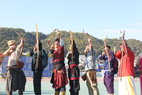 글로벌 활 시연단이 각자 나라의 전통 활쏘기 시연을 펼치고 있다. 예천군 제공
