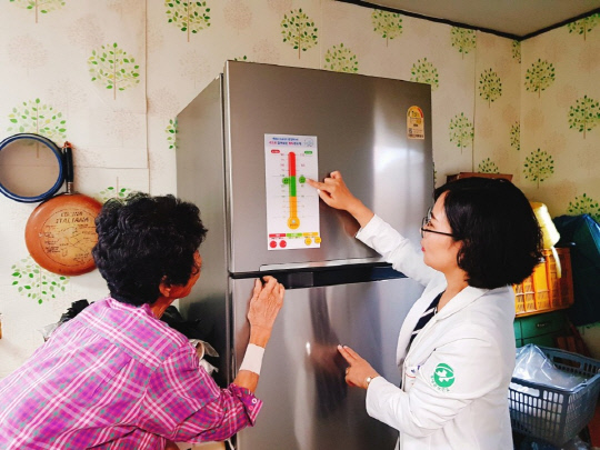 노인가정 방문 전담 간호사가  홍성지역의 한 노인 가구를 방문해 혈압온도계에 대해 설명하고 있다. 사진=홍성군 제공

