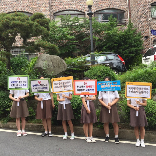 호수돈여자고등학교에서 진행되는 등굣길 흡연예방 캠페인. 사진=대전시교육청 제공
