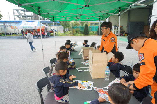음성소방서는 지난 8일 본서 광장에서 지역 어린이 1000여 명을 대상으로 `119안전체험 한마당`을 개최했다. 사진=음성소방서 제공
