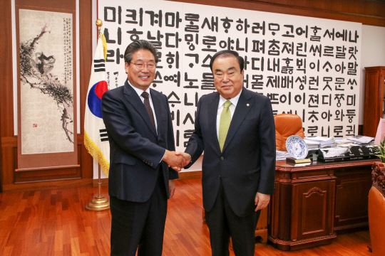 김홍장 시장(오른쪽) 문희상 국회의장(왼쪽). 사진 = 당진시 제공

