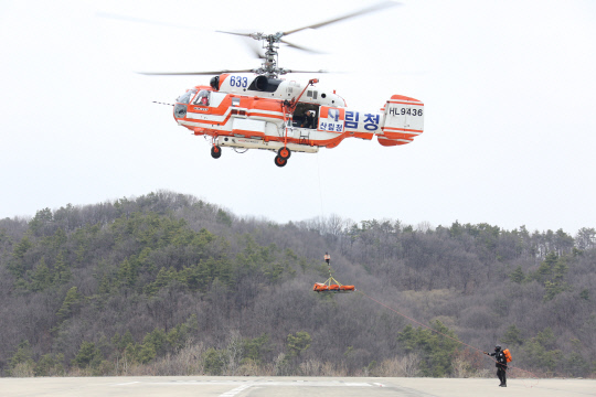 산림청 구조헬기가  들것으로 부상자를 구조하는 훈련을 실시하고 있다. 사진=산림청 진천산림항공관리소 제공
