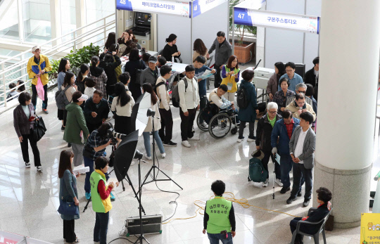 대전시와 한국장애인고용공단 대전지역본부가 공동주최하는 `2019 대전장애인채용박람회`가 15일 대전시청에서 열려 구직자들이 줄지어 증명사진을 찍고 있다.  빈운용 기자
