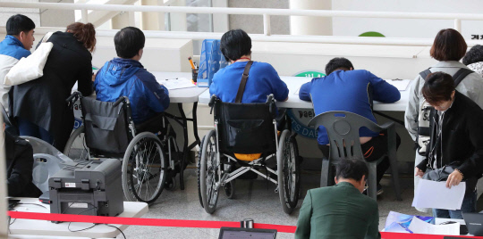 대전시와 한국장애인고용공단 대전지역본부가 공동주최하는 `2019 대전장애인채용박람회`가 15일 대전시청에서 열려 구직자들이 이력서를 작성하고 있다.  빈운용 기자

