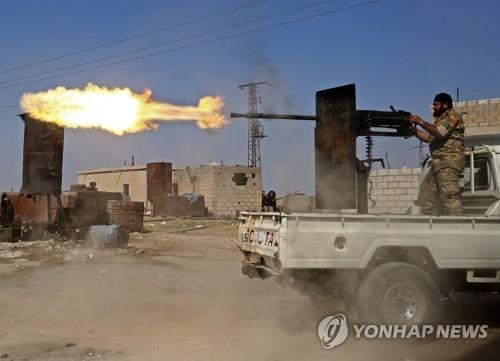 터키가 지원하는 시리아 무장조직이 쿠르드족과 전투하고 있다.[AFP=연합뉴스]