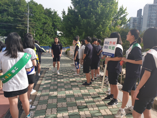 대전두리중학교에서 등교시간을 이용한 금연 캠페인이 진행되고 있다. 사진=대전시교육청 제공
