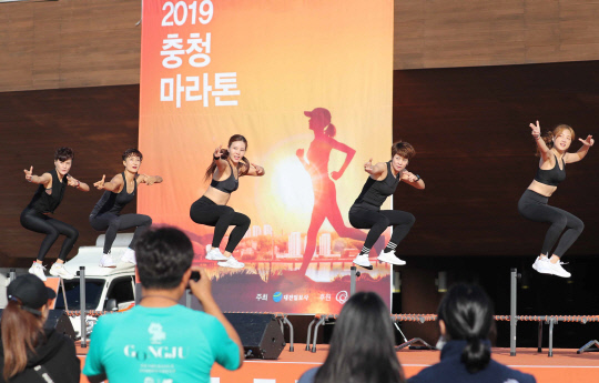 19일  세종시 세종호수공원 일원에서 대전일보 주최로 열린 `한화와 함께하는 2019 충청마라톤`에서 식전공연이 펼쳐지고 있다.  빈운용 기자
