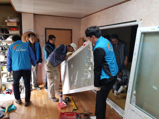 한국농어촌공사 옥천영동지사는 지난 18일 농어촌 집 고쳐주기 봉사활동을 전개했다. 사진=옥천영동지사 제공
