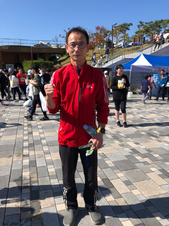 2019충청마라톤대회 하프코스 남자부 우승자 백정열(52)씨가 화이팅 포즈를 취하고 있다. 사진=김용언 기자
