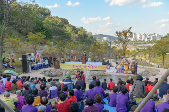 공주시는 지난 19일 옥룡동에 위치한 은개골 역사공원에서 `제1회 은개골 강변축제`를 개최해 성황리 열렸다. 사진=공주시 제공 
