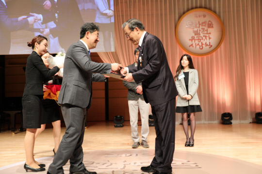 서산문화원 이준호(사진 오른쪽) 원장이 22일 국립국악원에서 열린 문화훈장 시상식에서 화관장을 수상했다.
사진=서산문화원 제공
