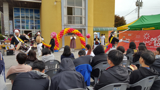 우리문화연희단체 `꾼`이 23일 금마중학교에서 열린 나눔한마당행사에서 사물놀이를 선보이고 있다. 사진=홍성군 제공
