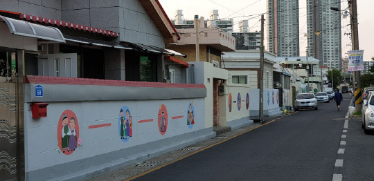 대전 중구 유천2동 철길 주택가 벽화사업이 진행된 모습. 사진=대전경찰청 제공
