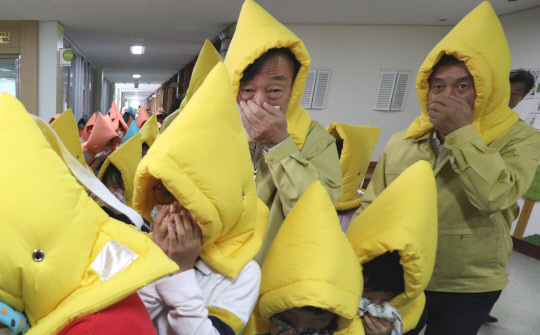설동호 대전시교육감이 학생들과 함께 지진대피훈련에  동참하고 있다. 빈운용 기자
