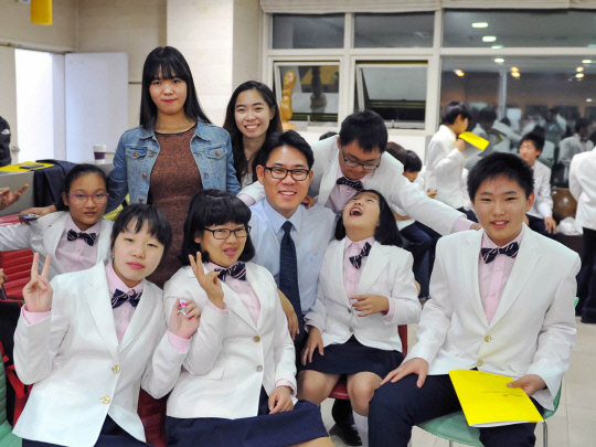 수시아청소년합창단원들과 김현우 단장(가운데)이 공연 전 함께 사진을 찍고 있다. 사진=수시아청소년합창단 제공
