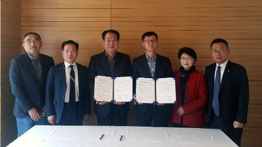 우송대 지역협력연구센터는 5일 교내 우송타워에서 대전 동구 성남동행정복지센터와 공동체 활성화 등을 위한 업무지원 협약을 체결했다. 사진=우송대 제공
