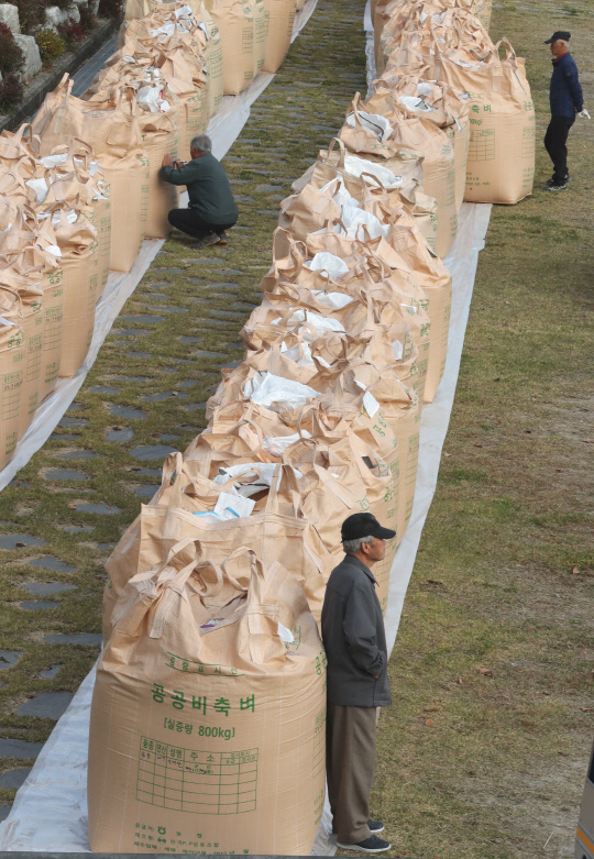 올가을 대전지역 첫 공공비축미곡 매입이 시작된 7일 대전시 유성구 대전농업기술센터에서 한 농민이 쌀포대 앞에서 판정 순서를 기다리고 있다. 빈운용 기자
