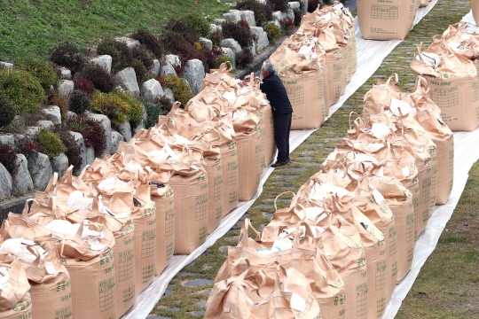 올가을 대전지역 첫 공공비축미곡 매입이 시작된 7일 대전시 유성구 대전농업기술센터에서 한 농민이 쌀포대 앞에서 판정 순서를 기다리고 있다. 빈운용 기자
