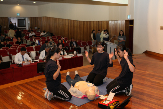 천안 오성고 학생들이 지난 6일 단국대병원 강당에서 열린 심폐소생술 경연대회에 참여해 심폐소생술을 실시하고 있다. 사진=충남도제공
