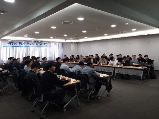 한국철도(코레일)는 지난 8일 대전사옥 회의실에서 직무사상사고 예방을 위한 위험성평가 교육을 진행했다. 사진=한국철도 제공
