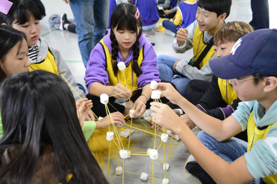한국에너지기술연구원은 11일 제주글로벌연구센터에서 2019 혼디모앙 과학축제를 개최했다. 참가한 학생들이 `스파게티면으로 풍력발전 만들기` 프로그램을 진행하고 있다. 사진=에너지연 제공
