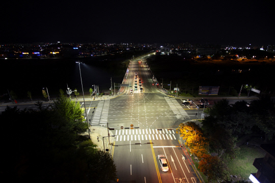 대전 삼천교네거리에 설치된 교차로 야간 조명타워. 사진=대전시 제공
